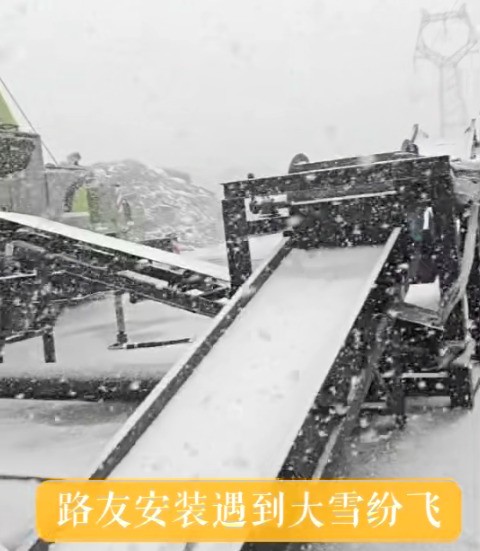 嚴(yán)寒地區(qū)室外所見之處都被冬厚厚的“ 棉被” 所覆蓋